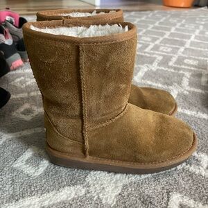 Girls Koolaburra by UGG. Style “Koola short”